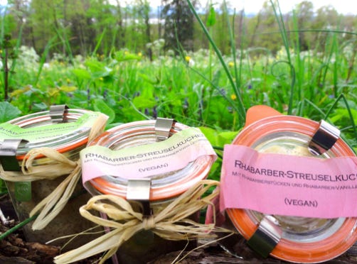 Rhabarber-Streuselkuchen im Glas in Bioqualität