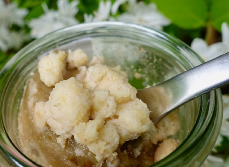 Bio-Streuselkuchen mit Rhabarber im Glas, vegan und palmölfrei.